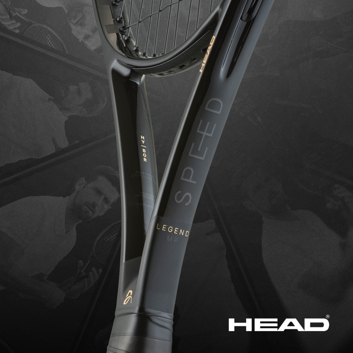 Eine Dame hält den neuen Head Speed Team 2024 Tennisschläger in der rechten Hand. In der linken Hand drückt sie einen Tennisball gegen das Saitenbild des Schlägers.